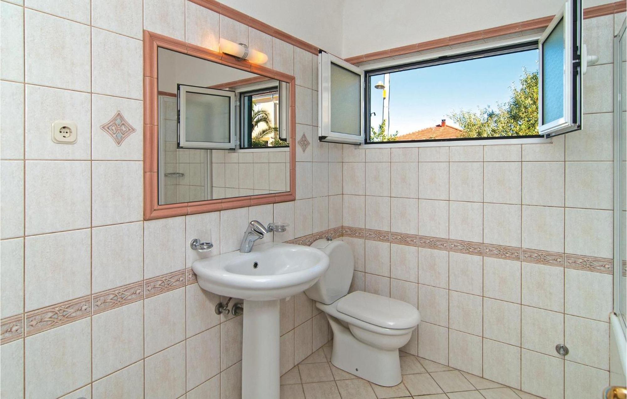 3 Bedroom Cozy Home In Supetar Exteriör bild